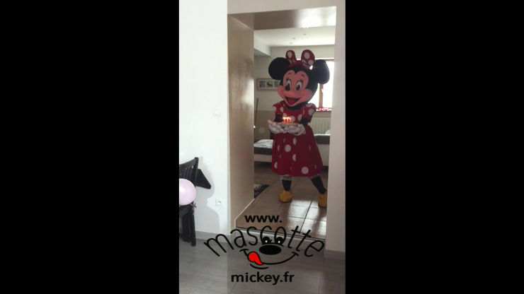 Minnie apporte le gateau